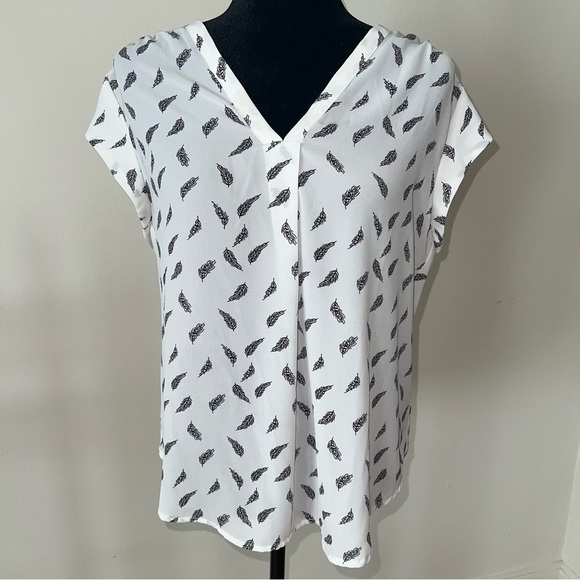 White and Black Feather Patterned Women's V-Neck Short Sleeve Blouse Sz M - Picture 4 of 9